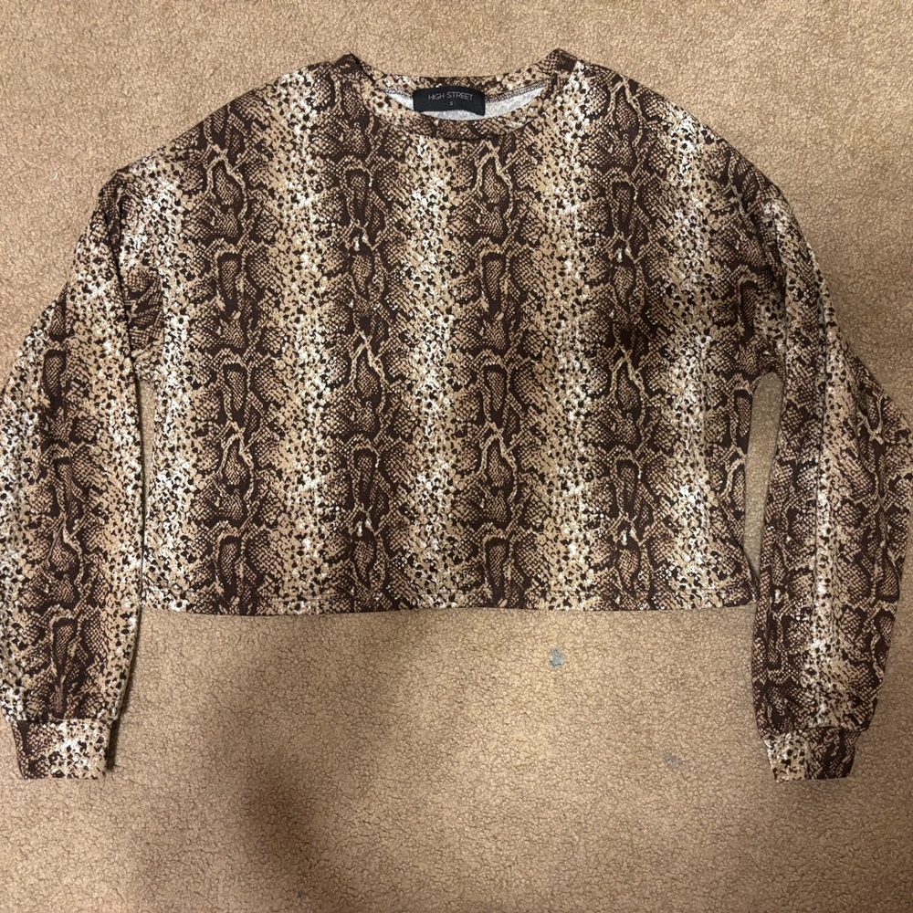 Chic Snake Print Cropped Sweatshirt